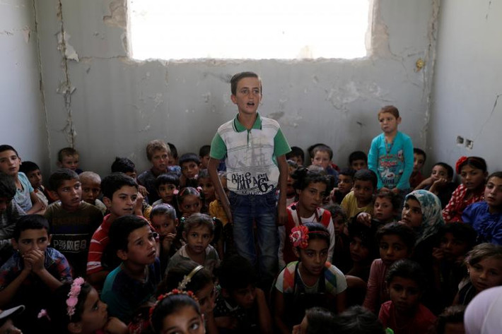 Các em học sinh ngồi chen chúc trong phòng học ở al-Saflaniyeh, Đông Aleppo, Syria, hồi tháng 9/2017. Ảnh: Reuters.
