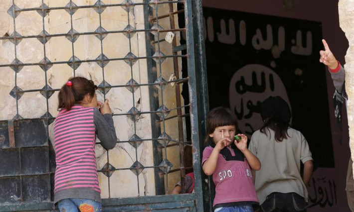Các em học sinh tại một ngôi trường từng là căn cứ của phiến quân IS ở thành phố al-Bab, Syria, tháng 9/2017. Ảnh: Reuters.