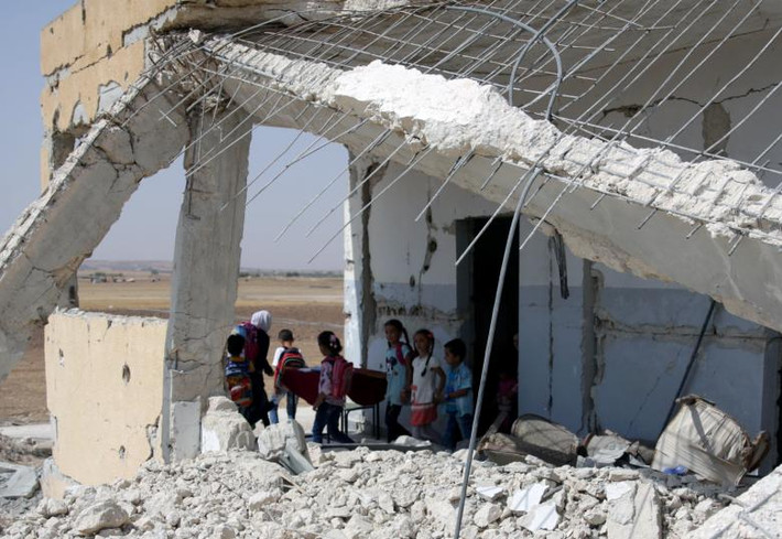 Các em học sinh rời khỏi lớp học ở al-Saflaniyeh, Đông Aleppo, Syria, tháng 9/2017. Ảnh: Reuters.