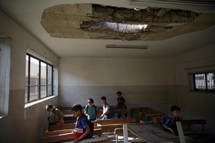 Bàn ghế lộn xộn trong một lớp học tại khu Douma do phe nổi dậy Syria kiểm soát ở thủ đô Damascus tháng 9/2017. Ảnh: Reuters.