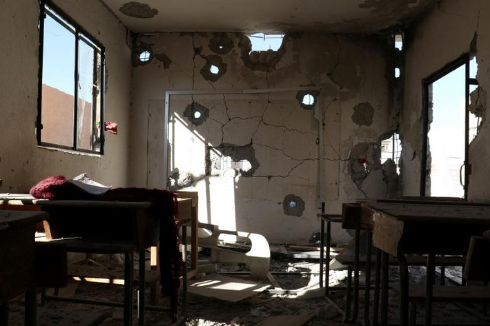 Phòng học tan hoang sau một vụ pháo kích ở thị trấn Hass, phía nam tỉnh Idlib. Ảnh chụp hồi tháng 10/2016. Ảnh: Reuters.