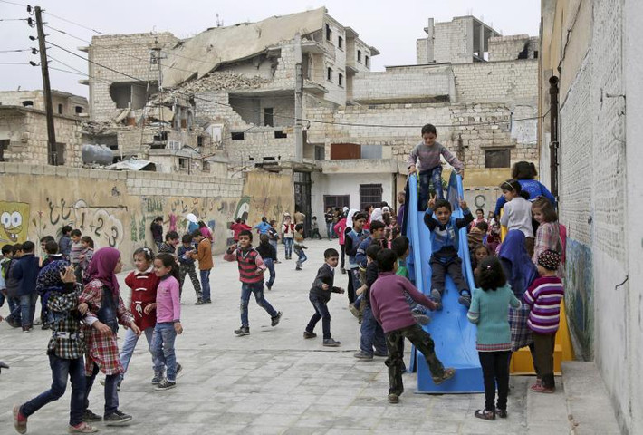 Học sinh chơi đùa trong giờ giải lao tại trường Hosam Kamel ở thị trấn Maaret al-Numan, tỉnh Idlib, tháng 10/2015. Ảnh: Reuters.