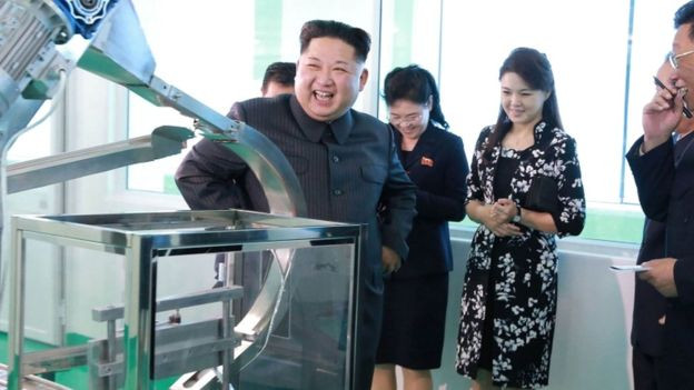 Cố lãnh đạo Triều Tiên Kim Jong-il từng tới thăm nhà máy sản xuất mỹ phẩm này từ 14 năm trước.