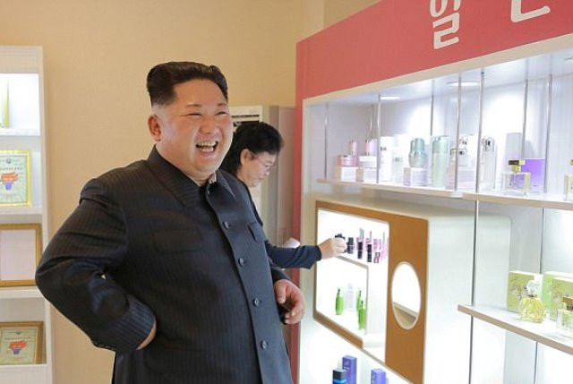 Ngày 29/10, hãng thông tấn trung ương Triều Tiên KCNA đã đưa tin và hình ảnh về sự kiện trên. Ông Kim Jong-un đã khuyến khích sản xuất mỹ phẩm chất lượng tốt so với các “đối thủ trên thế giới”.