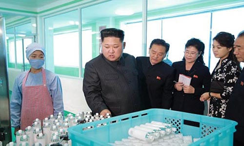 Đồng hành cùng ông Kim Jong-un là đệ nhất phu nhân Ri Sol-ju, phó Chủ tịch đảng Lao động Triều Tiên cầm quyền An Jong-su, em gái Kim Yo-jong cùng nhiều nhân vật cấp cao khác.