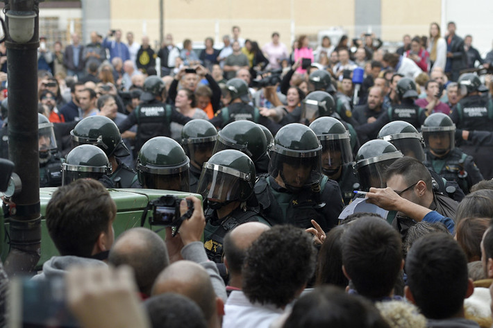 Cảnh sát chống bạo động Tây Ban Nha triển khai đến Catalan và bắt đầu đi thu các thùng phiếu cũng như giấy tờ bầu cử tại các điểm bỏ phiếu ở Catalan.