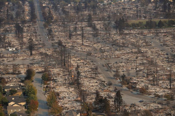 Các đám cháy rừng cũng đã thiêu hủy hàng nghìn công trình tại bang California và khiến hơn 100 nghìn người phải sơ tán. Ảnh: Reuters.