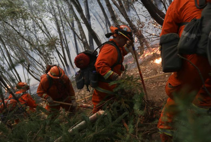 Lính cứu hỏa tham gia dập tắt đám cháy Tubbs ngoại ô Calistoga. Ảnh: Reuters.