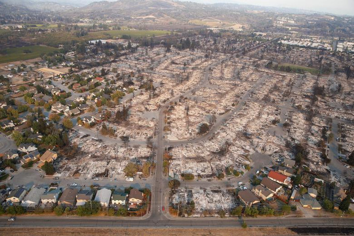 Nhiều công trình bị “xóa sổ” trong đám cháy Tubbs ở Santa Rosa nhìn từ trên cao. Ảnh: Reuters.