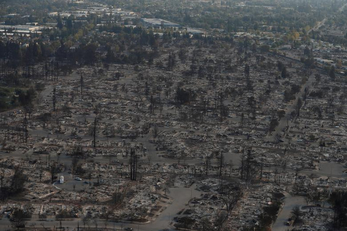 Cảnh tượng như “ngày tận thế” tại một địa điểm ở Santa Rosa sau đám cháy Tubbs. Ảnh: Reuters.
