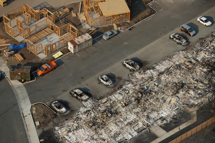 Nhiều ô tô bị thiêu rụi trong đám cháy Tubbs ở Santa Rosa. Ảnh: Reuters.