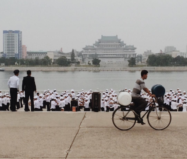 Đại học tập đường Nhân dân nhìn từ phía bên kia sông Taedong. Đây là thư viện trung ương tại thủ đô Bình Nhưỡng. Tổng diện tích sàn của khu nhà này là 100.000m2 với 600 phòng. Ảnh: Instagram.