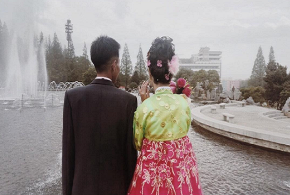 Một cặp đôi đứng trước đài phun nước ở Bình Nhưỡng. Ảnh: Instagram.