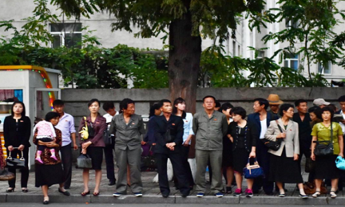 Người dân chờ xe điện đi từ nhà ga Bình Nhưỡng tới Mangyongdae. Có thể thấy, cuộc sống ở Triều Tiên trong tháng 9 và 10/2017 hiện lên rất đỗi bình yên trong loạt ảnh được đăng tải trên Instagram. Ảnh: Instagram.
