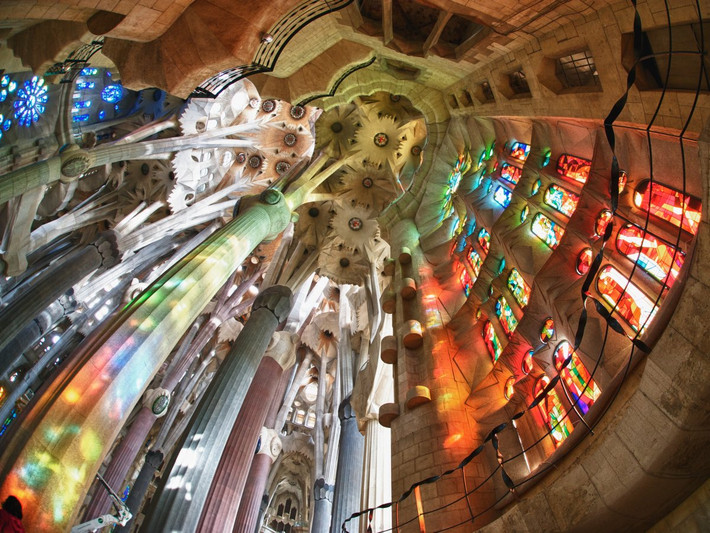 Một góc bên trong Vương cung thánh đường Sagrada Famila ở Barcelona, Tây Ban Nha. Trên thực tế, công trình này vẫn đang được xây dựng. Ảnh: BI.