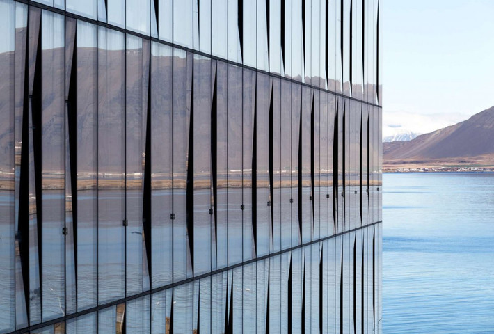 Tòa nhà Turninn ở Reykjavík phản chiếu vẻ đẹp tự nhiên của Iceland. Ảnh: BI.