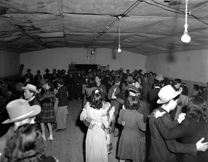 Buổi khiêu vũ tập thể ở Peñasco năm 1943. Ảnh: VT.