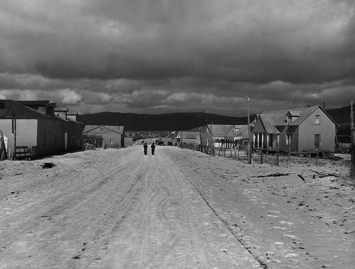Người dân đi trên con đường trắng xóa ở Penasco, New Mexico, năm 1943. Ảnh: VT.