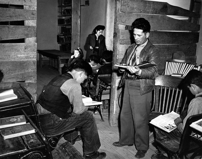 Bên trong ngôi trường một phòng học ở Ojo Sarco năm 1943. Ảnh: VT.