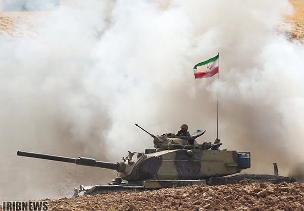 Khói bụi bốc lên mù mịt trong cuộc tập trận quân sự chung Iran-Iraq. Ảnh: IRIB News.
