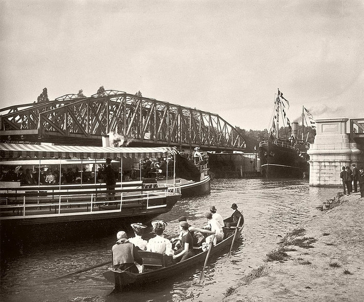 Mọi người ngồi trên tàu thuyền ở Bruges năm 1907. Ảnh: Vintage.