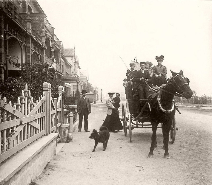 Những người dân Bỉ ngồi trên xe ngựa năm 1907. Ảnh: Vintage.