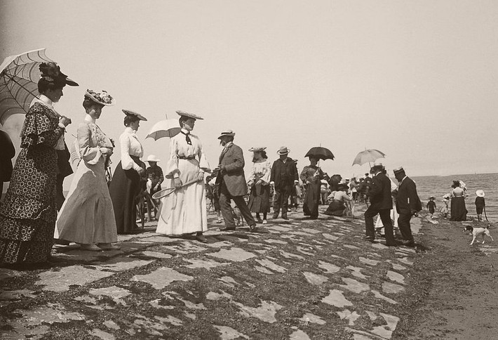 Mọi người đứng gần bãi biển ở Ostend năm 1904. Ảnh: Vintage.