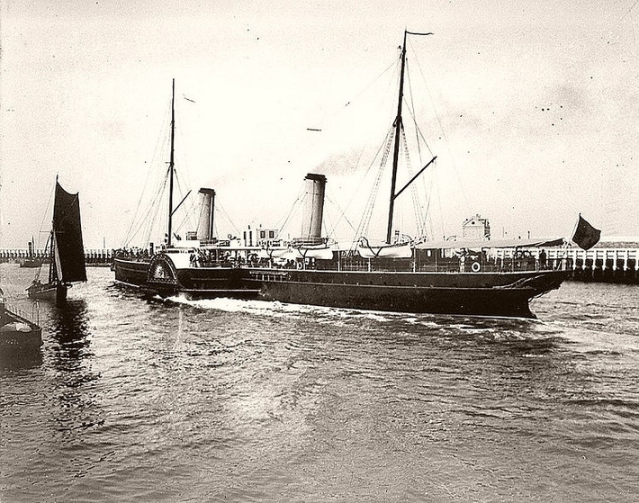 Khá nhiều tàu thuyền neo đậu tại cảng Ostend năm 1907. Ảnh: Vintage.