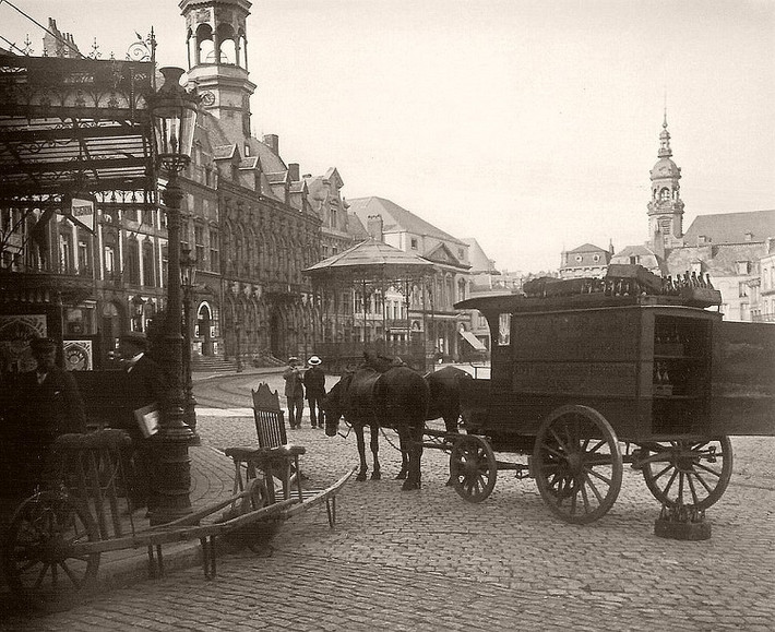 Xe ngựa xuất hiện trên đường phố ở Mons năm 1906. Ảnh: Vintage.