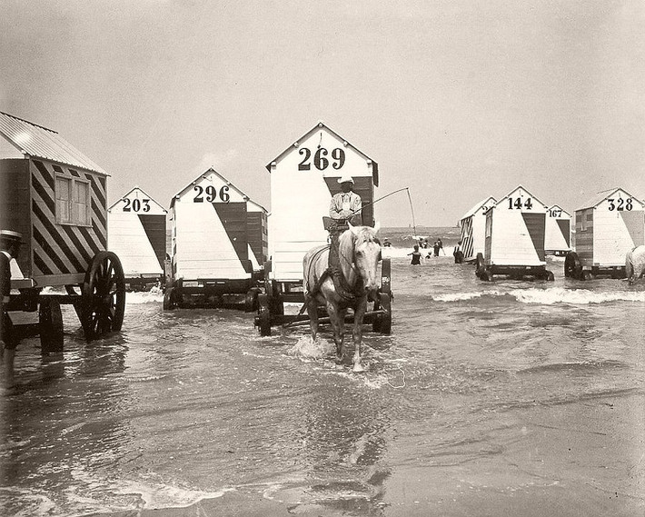 Bãi biển ở Blankenberge năm 1907. Ảnh: Vintage.