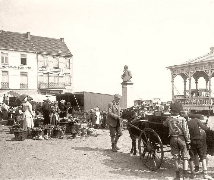 Cảnh tấp nập "người mua kẻ bán" tại khu chợ ở Knokke Heist. Ảnh: Vintage.