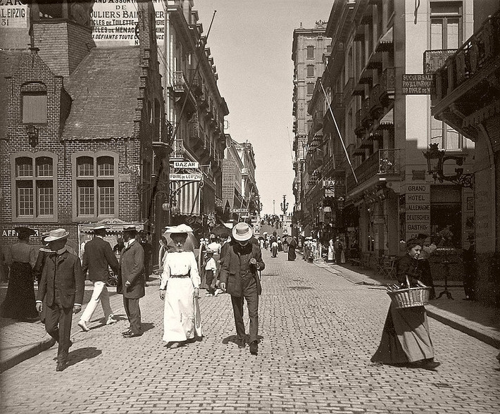Một con phố tấp nập người qua lại ở Blankenberge, Bỉ, năm 1907. Ảnh: Vintage.