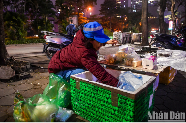 Tính đến hôm nay, chị Quang đã có 21 năm làm việc trong ngành môi trường. "Chỉ duy nhất một năm tôi gặp tai nạn thì... được ăn Tết ở nhà. Còn 20 năm khác đều đón Giao thừa trên phố bên cây chổi, thùng rác", nữ tổ trưởng vừa cười vừa kể.