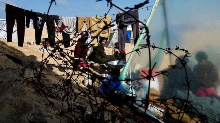 Người dân ở Gaza dựng tạm lều để ở sau khi mất nhà cửa.