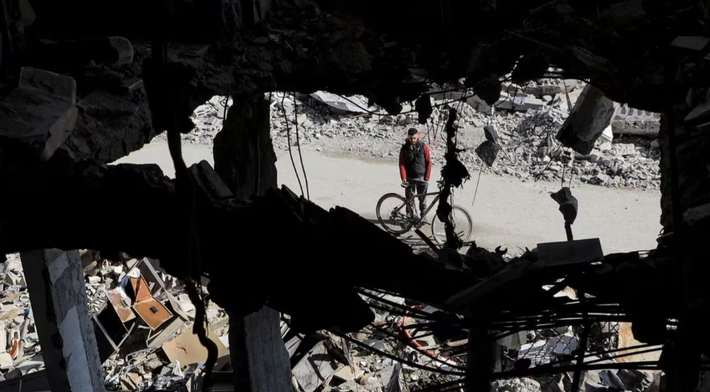 Tòa nhà này gần như bị phá hủy hoàn toàn ở khu trại tị nạn Jabalia, phía bắc Dải Gaza. Bức ảnh được chụp ngày 22/2.