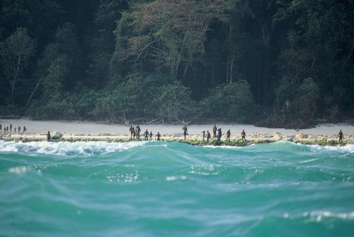 Ngôn ngữ của người Sentinelese vẫn là một bí ẩn, ngay cả các bộ lạc Andaman có liên quan trên các hòn đảo gần đó cũng không biết.