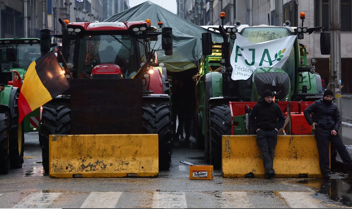 Người dân chặn đường trong cuộc biểu tình ở Brussels.
