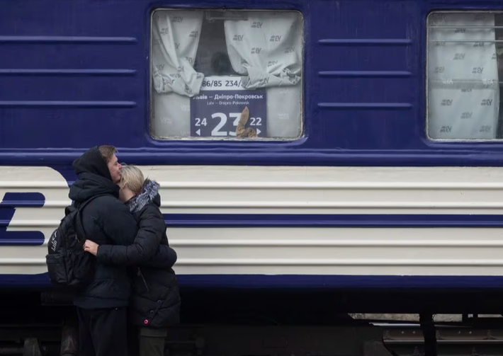 Theo Reuters, nhiều người dân Ukraine đã rời khỏi quê nhà xung quanh Avdiivka sau khi thị trấn này "thất thủ".