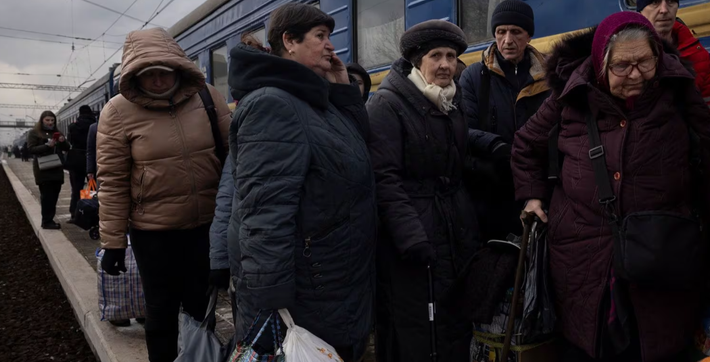 Người dân Ukraine mang theo hành lý chờ lên chuyến tàu sơ tán ở Pkrovsk ngày 20/2.