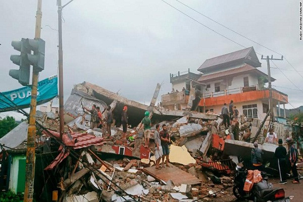 Theo CNN, tính đến thời điểm hiện tại, ít nhất 7 người thiệt mạng và hàng trăm người khác bị thương trong trận động đất ở Indonesia xảy vào khoảng hơn 1h sáng ngày 15/1. Ảnh: CNN.