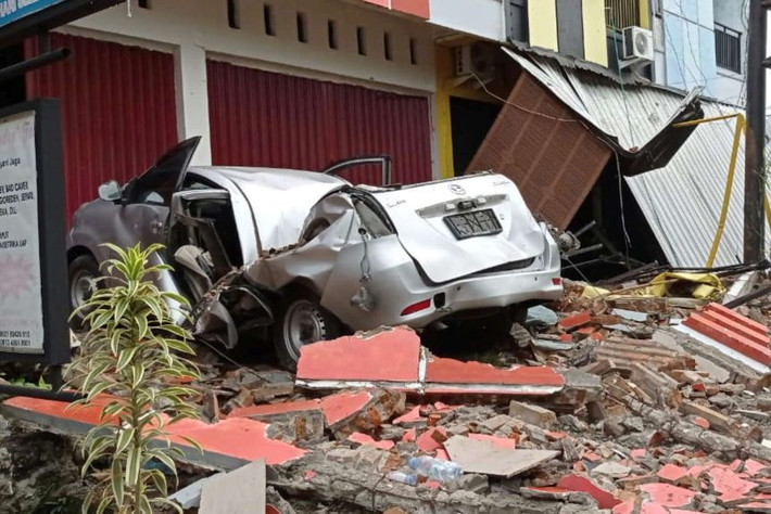 Giới chức Indonesia cho biết, những trận động đất trong 24 giờ qua đã dẫn tới ít nhất 3 vụ lở đất và nguồn cung cấp điện bị cắt. Ảnh: Reuters.