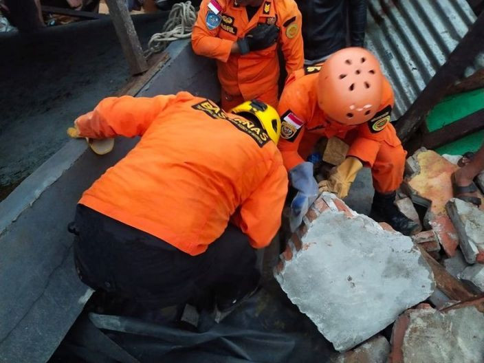 Ít nhất một tuyến đường vào Mamuju đã bị gián đoạn do một cây cầu bị hỏng. Ảnh: Reuters.