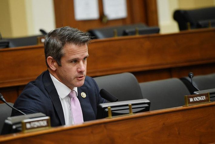 Nghị sĩ Adam Kinzinger đến từ Illinois cho rằng Tổng thống Trump đã phá vỡ lời tuyên thệ nhậm chức khi kích động những người ủng hộ nổi loạn hôm 6/1.