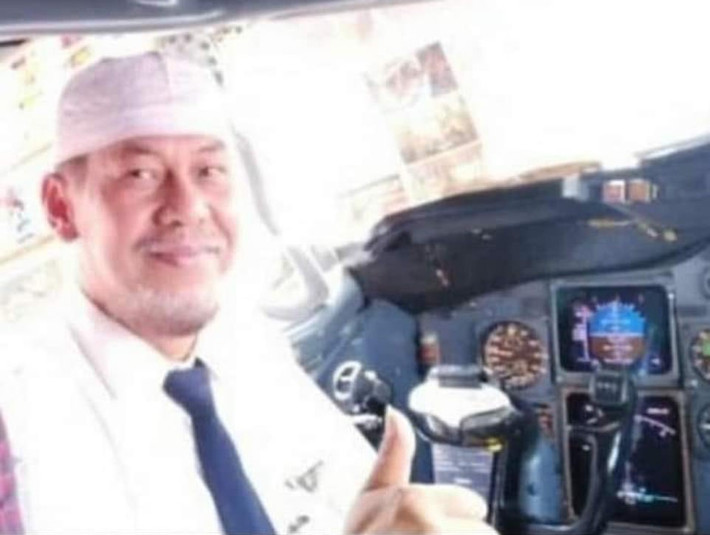 Cơ trưởng Afwan, ông bố 3 con, được mô tả là một người đàn ông "rất tốt bụng, luôn đưa ra những lời khuyên hữu ích". "Trong phố, chú rất nổi tiếng, ai cũng biết chú là người tử tế. Tôi rất đau lòng và không thể tin điều rằng điều này đang xảy ra. Xin hãy cầu nguyện cho chú và gia đình chúng tôi", Ferza Mahardhika, cháu của Afwan, chia sẻ. Ảnh: Daily Mail.