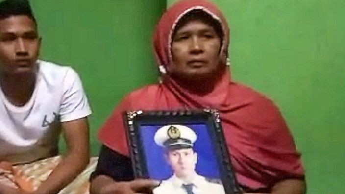 Ngoài ra, Angga Fernanda Afrion, thủy thủ 29 tuổi, là một trong số 50 hành khách trên chuyến bay SJ182. Được biết, Afrion mới lên chức bố khi vợ anh vừa sinh con trai đầu lòng một tuần trước. Bà Afrida, mẹ của Afrion, vẫn đang hy vọng con mình còn sống. Ảnh: Mẹ của Afrion cầm ảnh của con trai. Ảnh: YN.