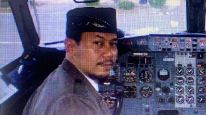 Cơ trưởng Afwan, 54 tuổi, chính là người điều khiển máy bay Boeing 737-500 khi chiếc phi cơ gặp nạn hôm 9/1. Ông là một cựu phi công quân sự và bắt đầu chuyển sang lĩnh vực hàng không dân dụng từ năm 1987. Ảnh: YN.