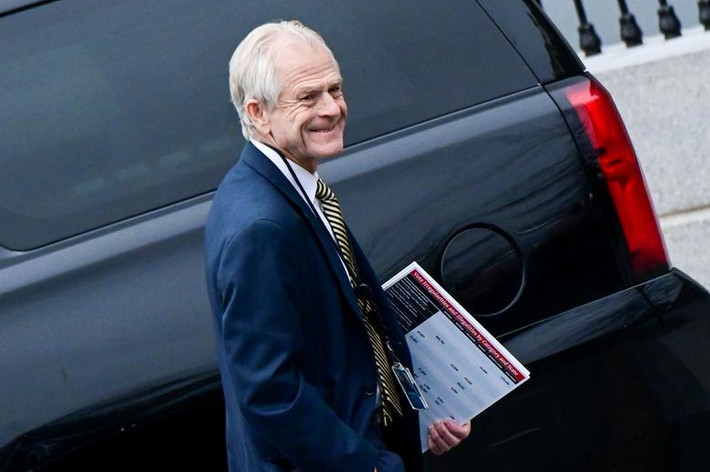 Cố vấn Nhà Trắng Peter Navarro mang theo tập tài liệu rời Cánh Tây, Nhà Trắng, hôm 15/1.