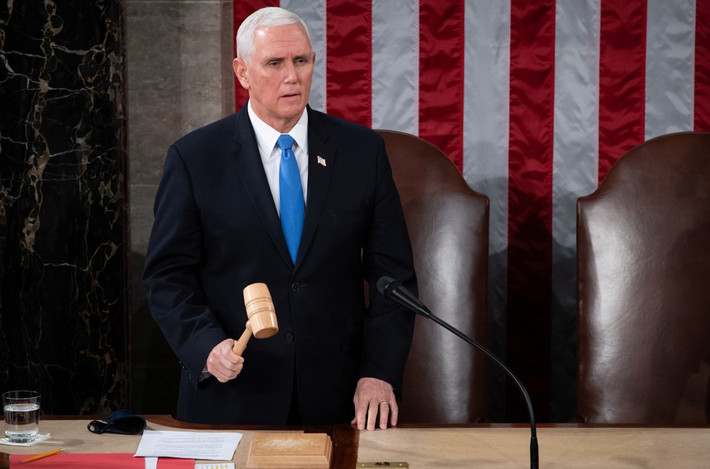 Theo CNN, vào sáng 7/1 (giờ địa phương), Phó Tổng thống Mỹ Mike Pence (ảnh), với cương vị Chủ tịch Thượng viện, chính thức xác nhận ông Joe Biden, với 306 phiếu đại cử tri nhận được, đã vượt qua ngưỡng 270 phiếu đại cử tri cần thiết để đắc cử Tổng thống Mỹ.