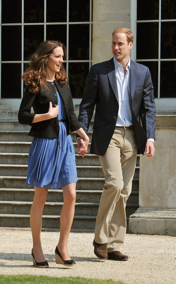 Bức ảnh này chụp Công nương Kate Middleton và chồng, Hoàng tử Anh William, đang trên đường đi nghỉ tuần trăng mật sau đám cưới của họ vào năm 2011. Khi đó, cô mặc một chiếc váy xếp ly màu xanh của Zara có giá chỉ dưới 90 USD, theo Insider. (Nguồn ảnh: Insider)