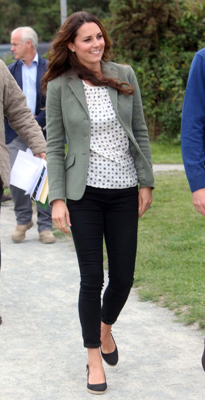 Chiếc áo khoác ngoài này của Công nương Kate Middleton có giá 59 USD. Ảnh chụp hồi năm 2013.